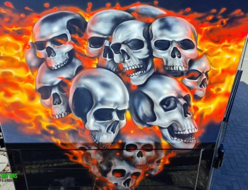 Motorradanhänger mit Totenköpfen und Flammen